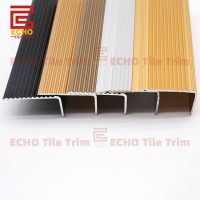 คุณภาพ  Decorative Black Metal Stair Nosing Trim Non Slip Vinyl Stair Nose Molding โรงงาน