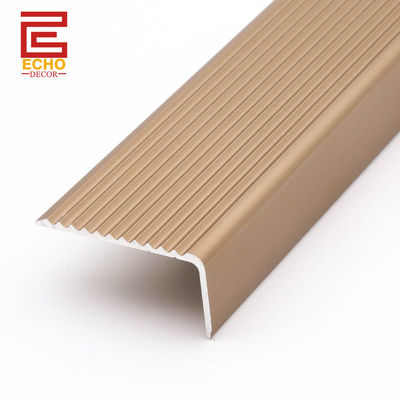 อลูมิเนียมไวนิล Stair Nosing Trim Profiles Anti Slip Stair Tread Trim Mold