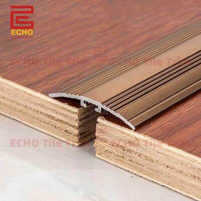 แถบเปลี่ยนพื้นไม้เนื้อแข็งถึงตัวแบ่งกระเบื้องความสูงเท่ากัน